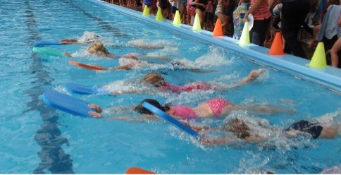 simmande barn med platta